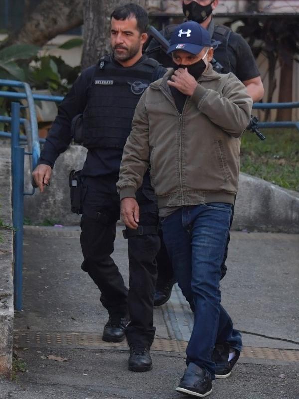 18.jun.2020 - Acompanhado por policiais, Fabrício Queiroz, ex-assessor de Flávio Bolsonaro, um dos filhos do presidente da República, chega ao IML (Instituto Médico Legal), em São Paulo - Nelson Almeida/AFP