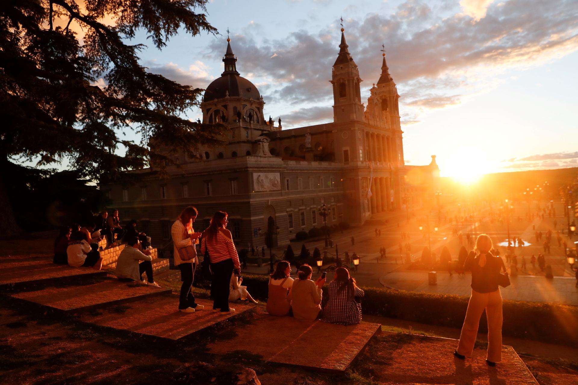Catedral de La Almudena, Madrid, España Turistas - Susanna Vera / Reuters