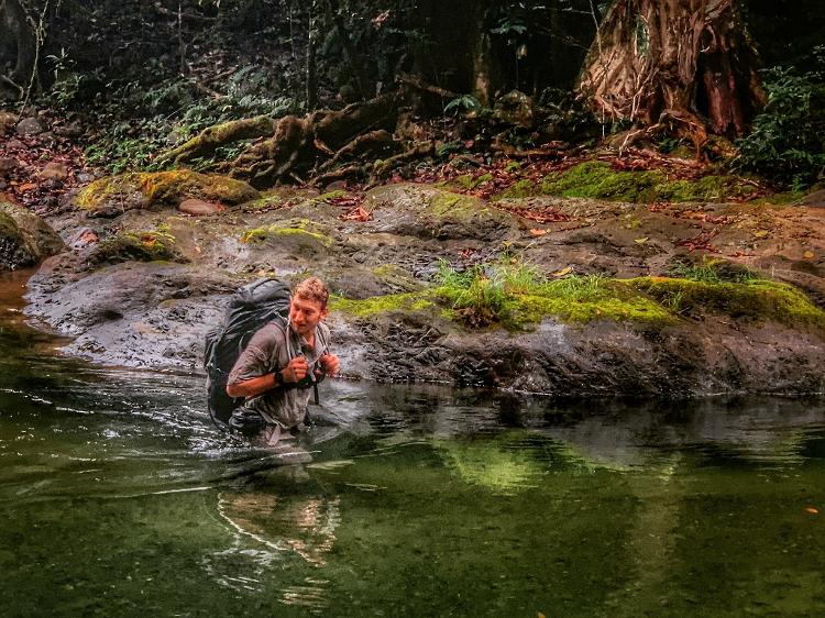 Turista cruza rio no Tapón del Darién - Rick Morales/Jungle Treks - Rick Morales/Jungle Treks