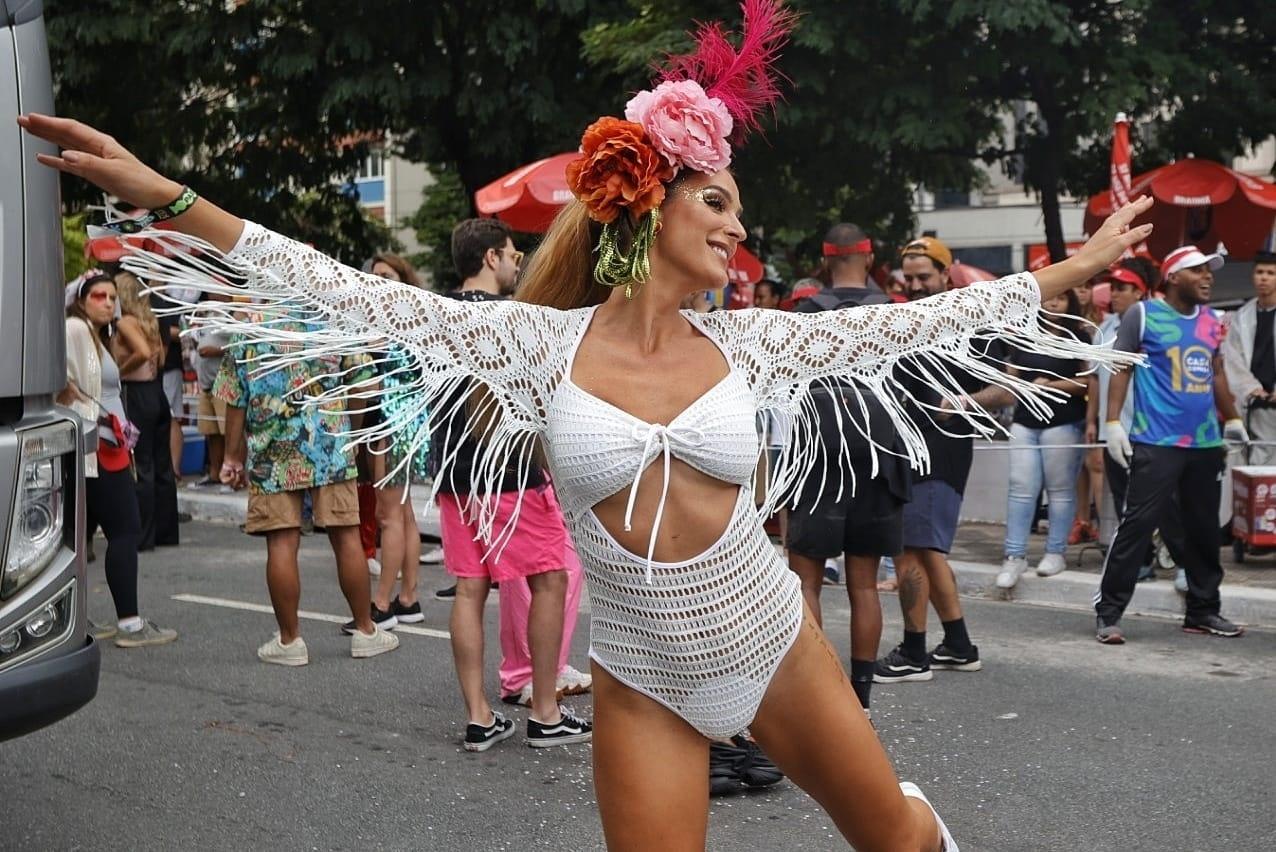 Apresentadora Rafa Brites aproveita bloco Casa Comigo - Flávio Florido / UOL