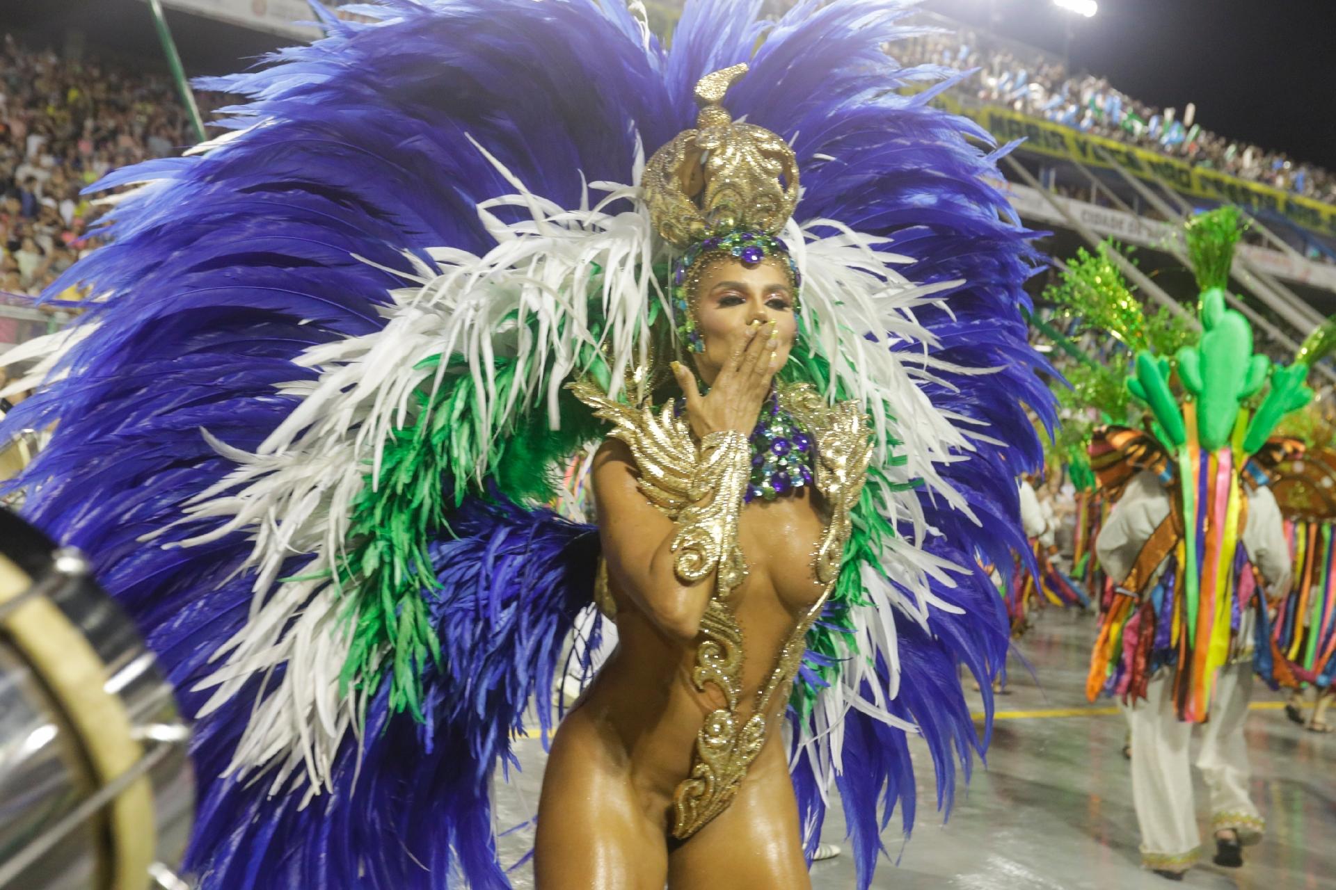 A rainha de bateria da Vila Maria, Savia David - Ricardo Matsukawa/UOL