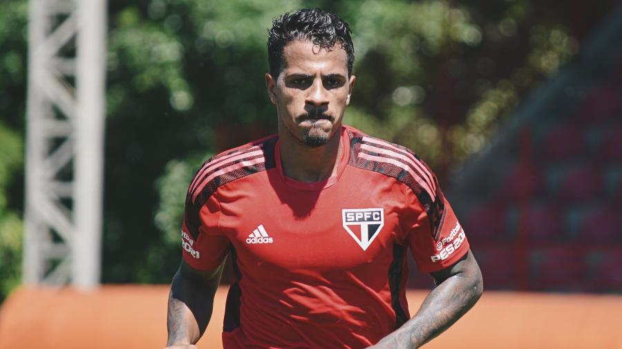 Diego Costa, zagueiro do São Paulo, durante treino no CT da Barra Funda - Érico Leonan/São Paulo FC