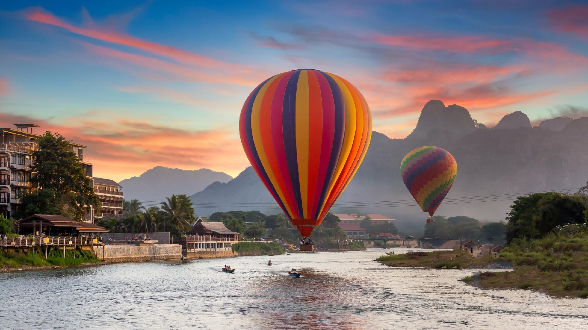 Rio Nam Song ao pôr do sol, com passeio de balão em Vang Vieng, Laos - AvigatorPhotographer/Getty Images/iStockphoto