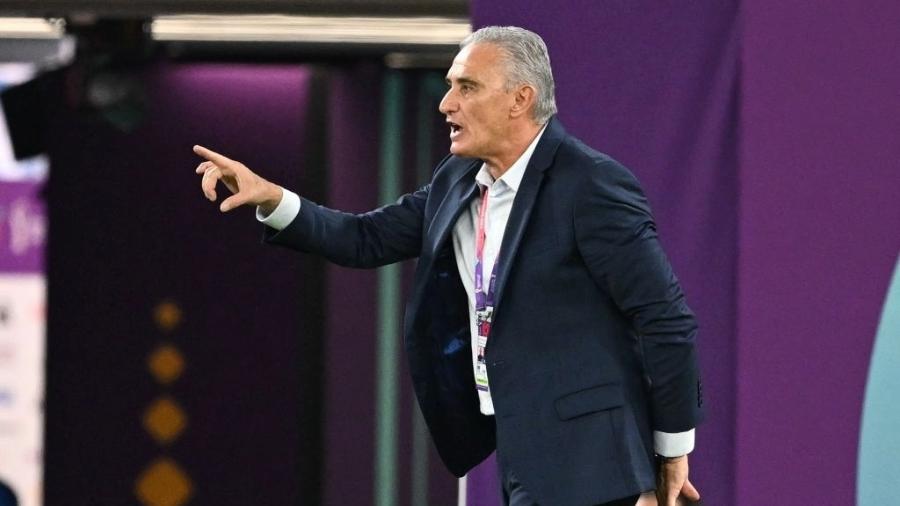 Tite, treinador da seleção brasileira, suarnte a partida contra a Suíça na Copa - Serhat Cagdas/Anadolu Agency via Getty Images