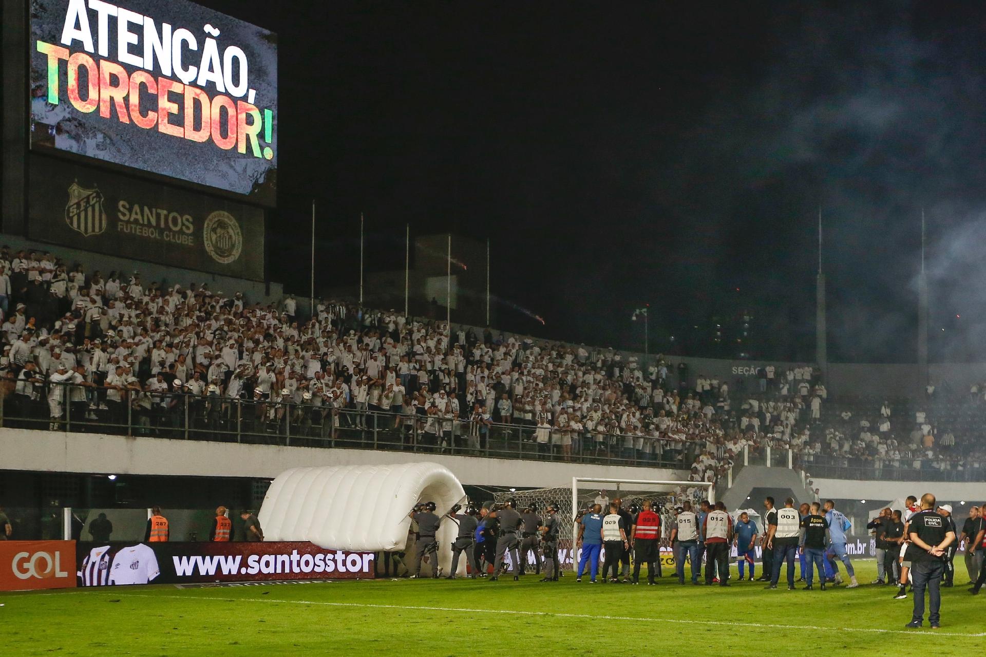 Ricardo Moreira/Getty Images - Saída para o vestiário do Santos