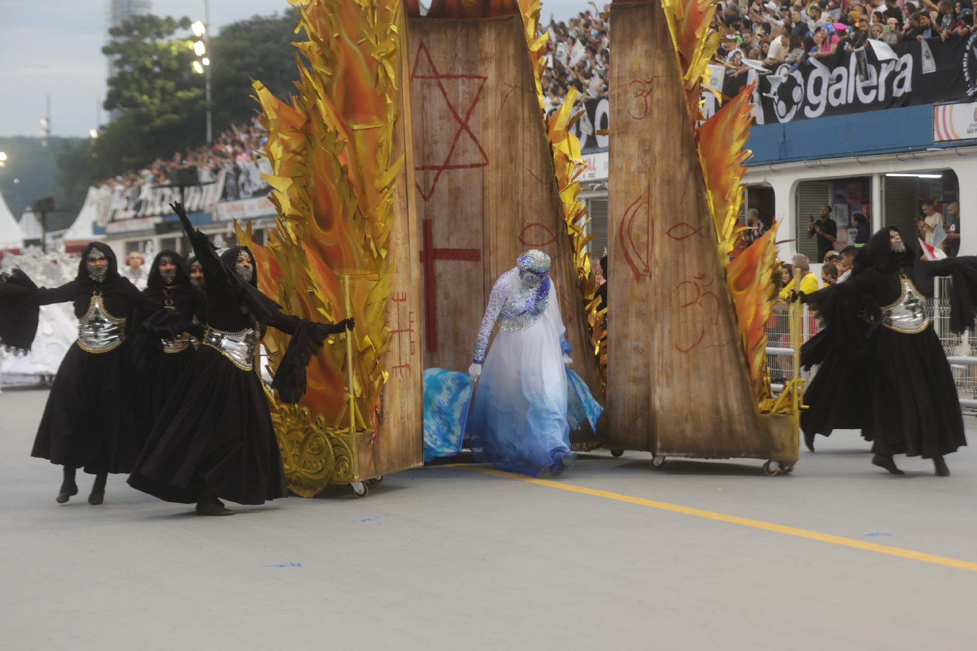 Gaviões da Fiel desfilou com enredo contra a intolerância religiosa - Ricardo Matsukawa / UOL