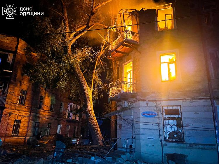 Prédio residencial em chamas em Odessa após ataque russo em 10 de junho Prédio residencial em chamas em Odessa após ataque russo em 10 de junho