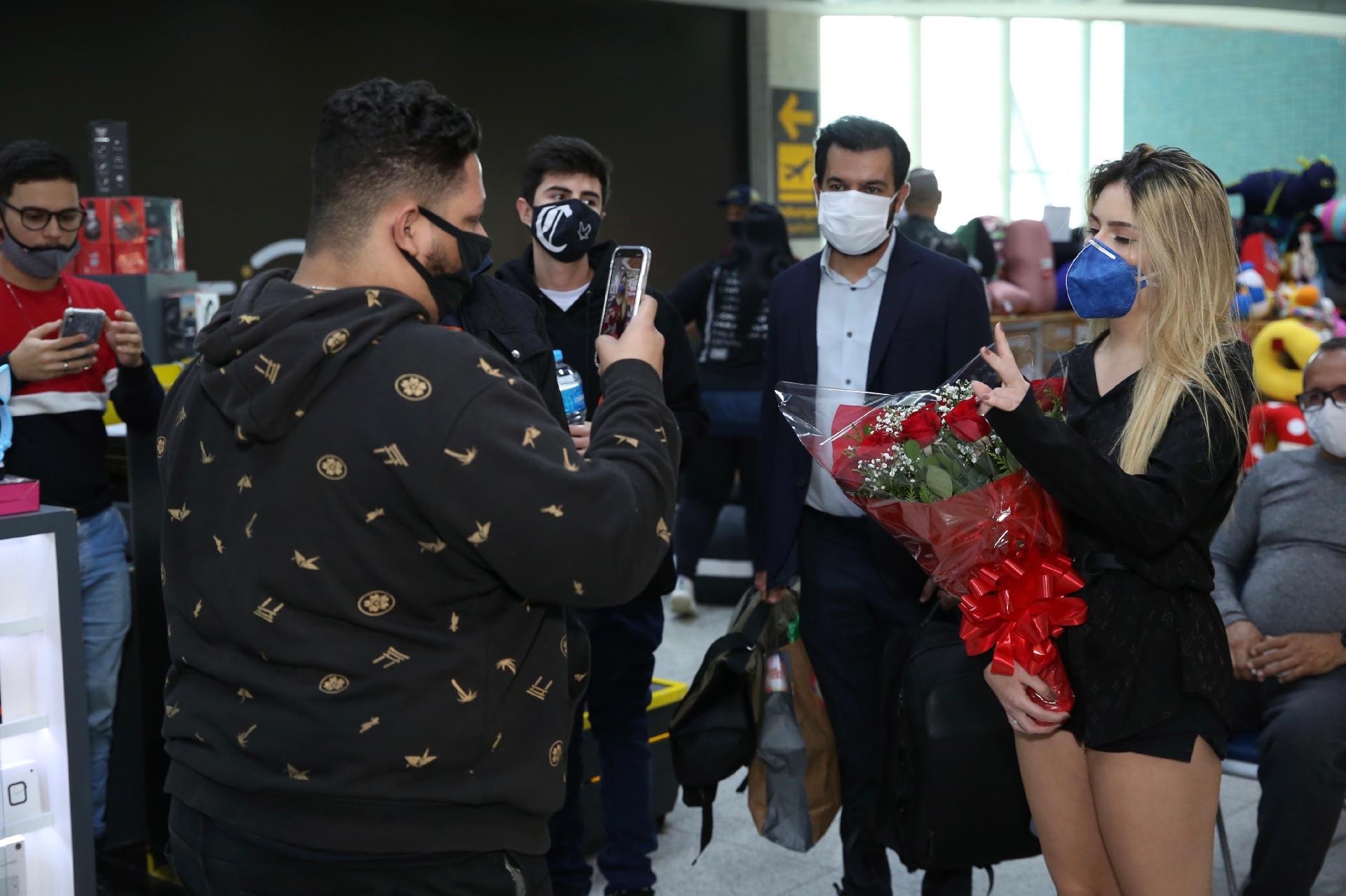 Viih Tube embarca com namorado no aeroporto Santos Dumont, no Rio - ROBERTO FILHO/BRAZIL NEWS