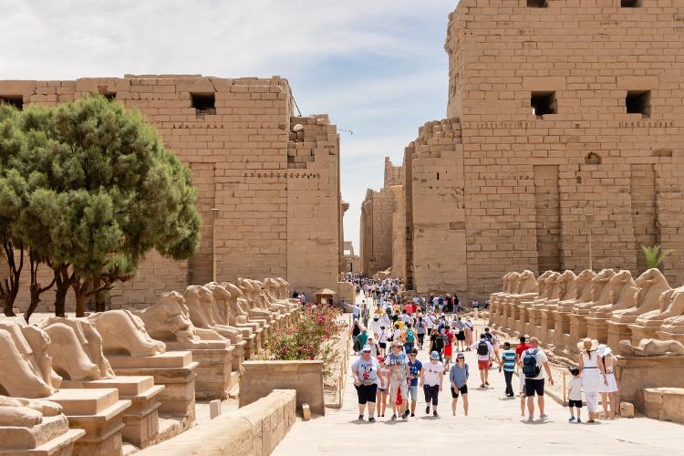 Avenida das Esfinges e o Templo de Karnak, em Luxor