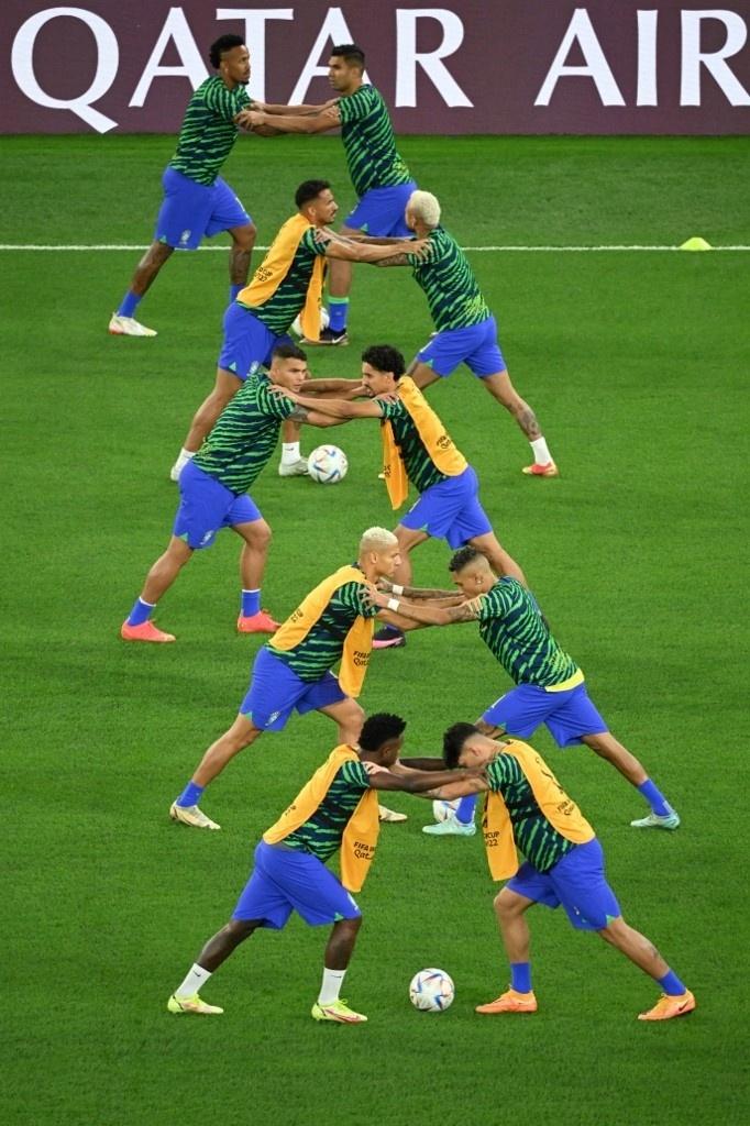 Jogadores da seleção brasileira aquecendo antes da partida contra a Croácia na Copa - INA FASSBENDER / AFP