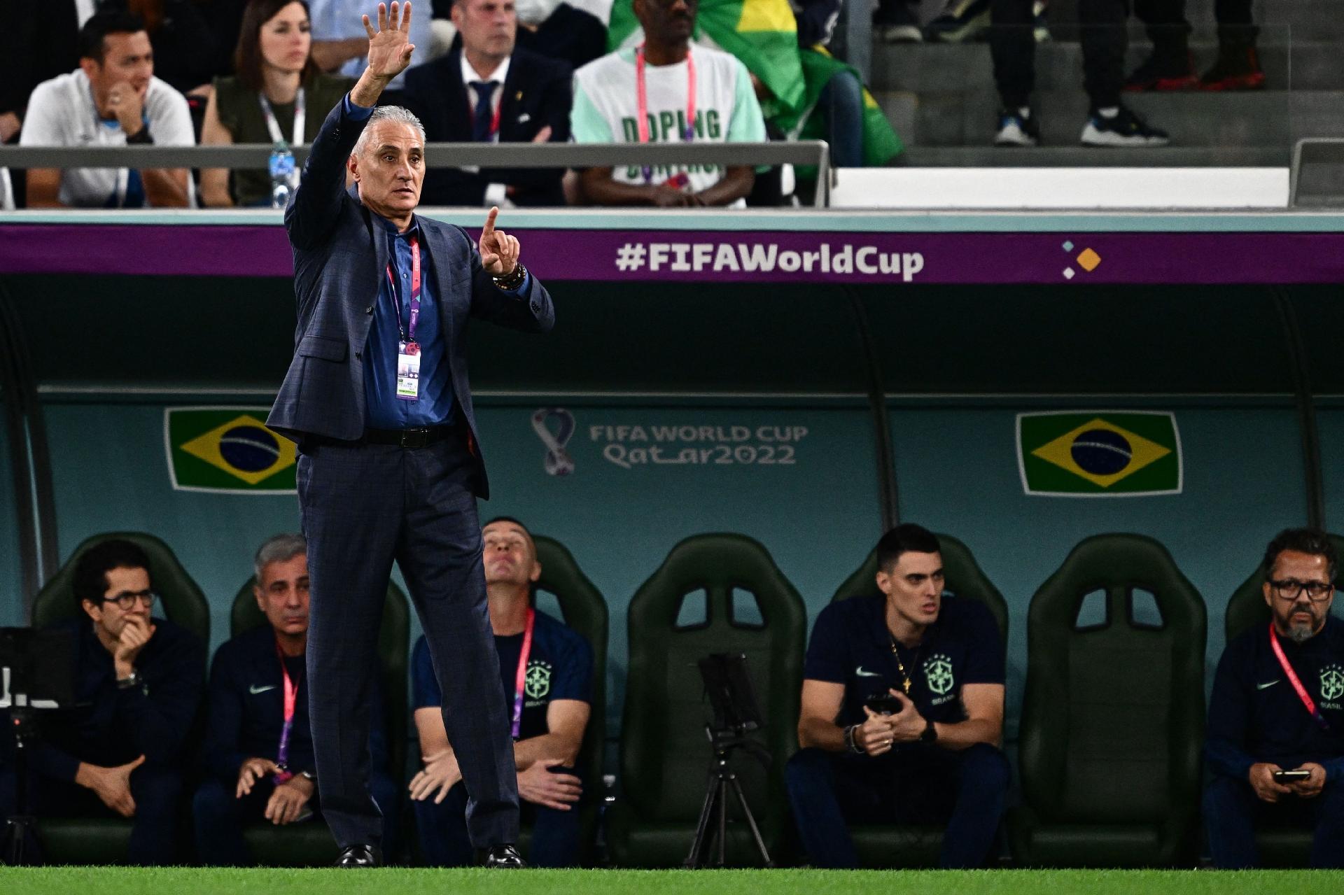 Tite, treinador da seleção brasileira, dá instruções duranta o jogo contra a Cróacia na Copa - GABRIEL BOUYS / AFP