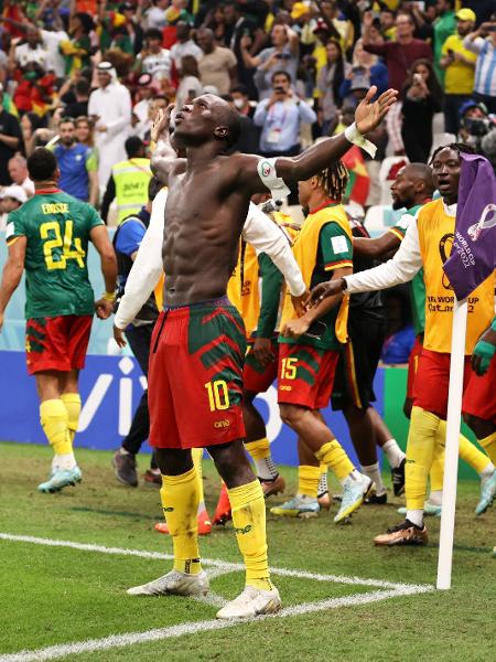 Aboubakar comemora gol de Camarões sobre o Brasil - Clive Brunskill/Getty Images