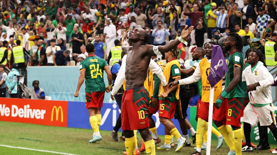 Aboubakar comemora gol de Camarões sobre o Brasil - Clive Brunskill/Getty Images