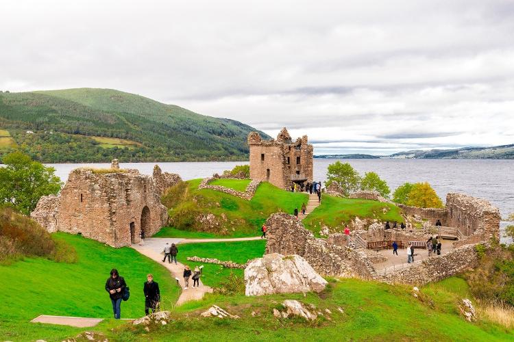 As ruínas do Castelo Urquhart próximo ao Lago Ness nas Terras Altas da Escócia