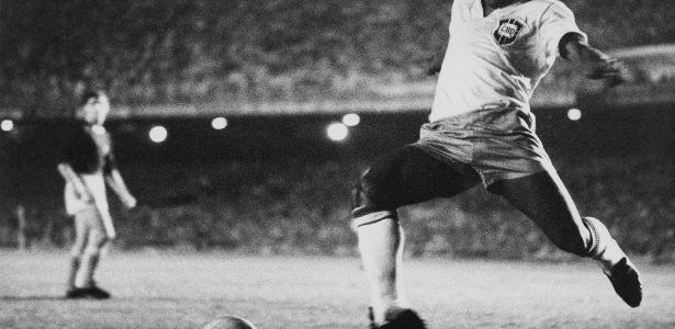 Camisa usada por Pelé na final de 1958 vai a leilão por R$ 30,3 milhões