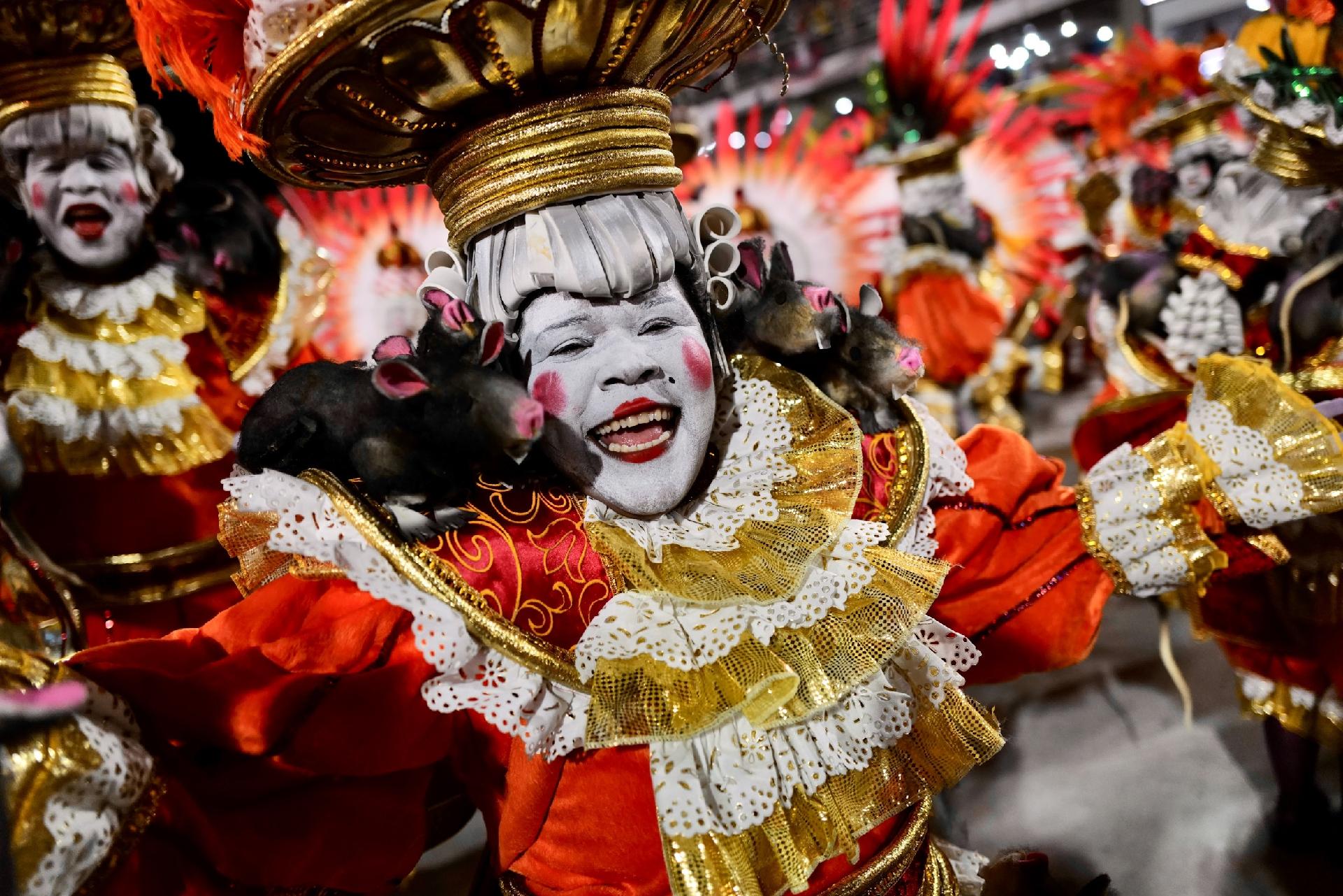 Referências ao inferno apareceram em um dos carros abre-alas usados pelo Salgueiro na Sapucaí - Lucas Landau/ UOL