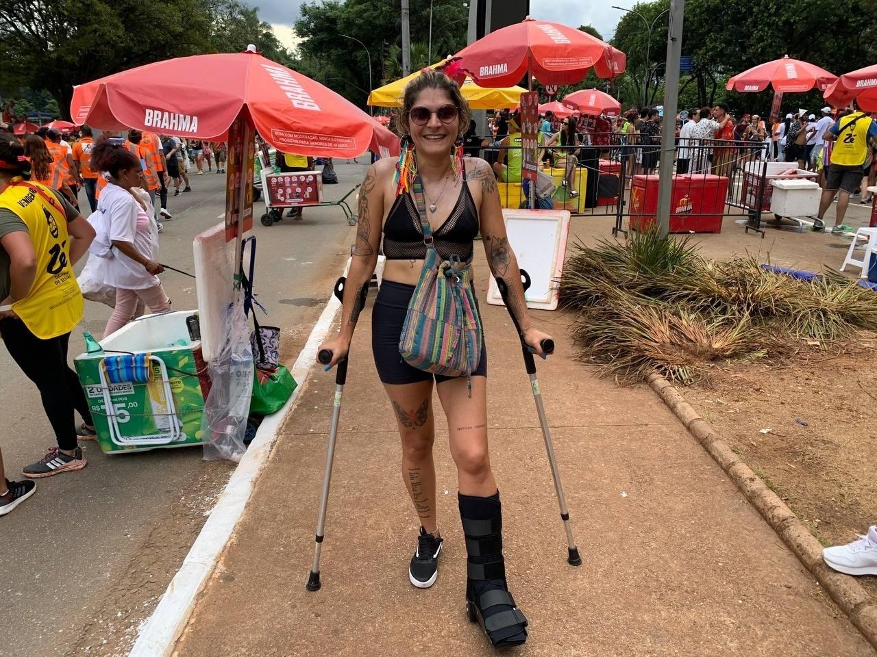 Rosângela Oliveira, 35, prestigia Navio Pirata mesmo com o pé quebrado - Bruna Calazans/UOL