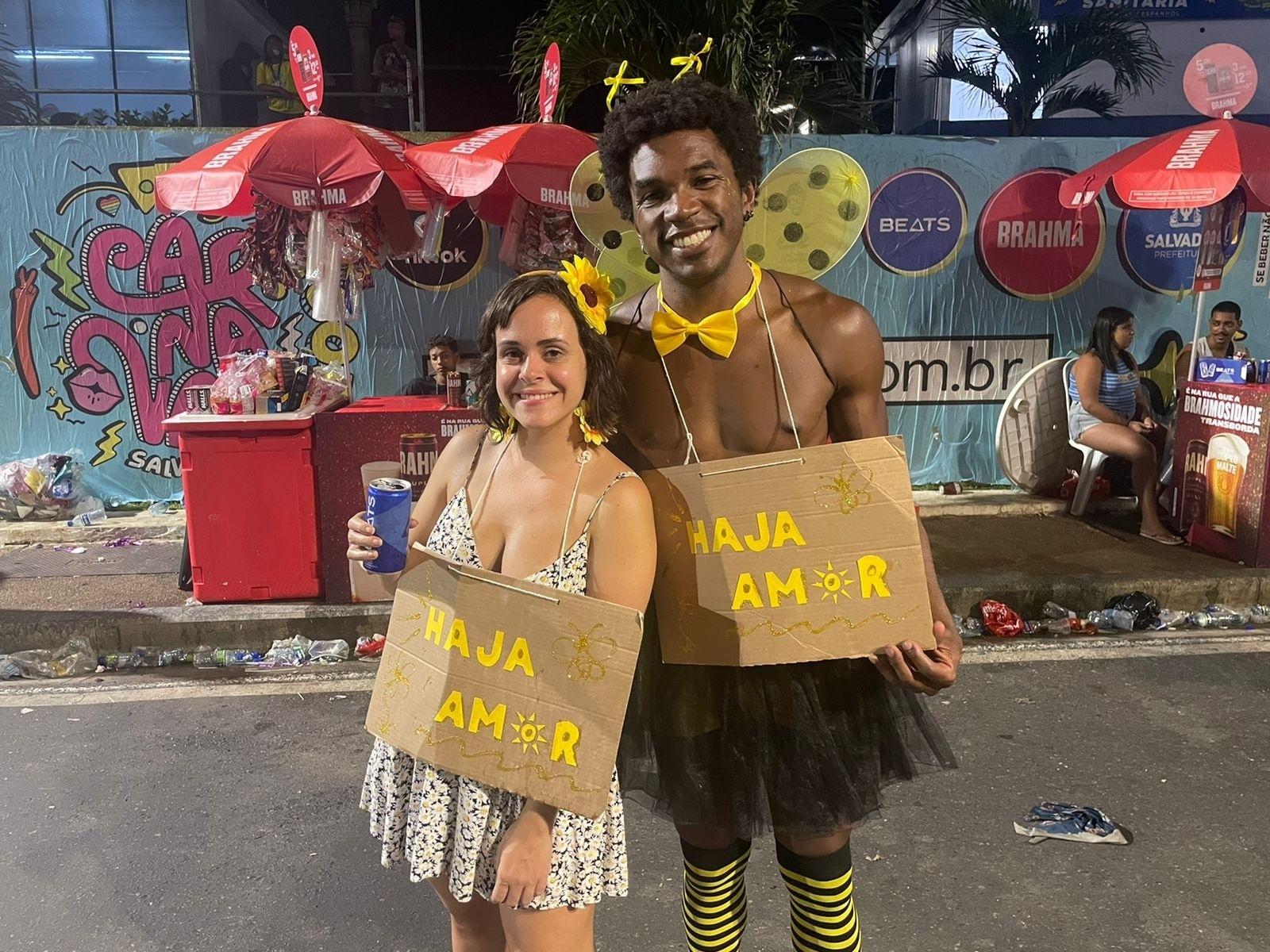 O casal Leandro Villa e Erica Simões tiveram a ideia de look juntos - Lari Couto/UOL