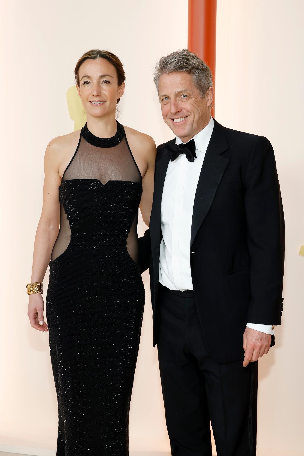 Anna Eberstein e Hugh Grant no Oscar 2023 - Mike Coppola/Getty Images