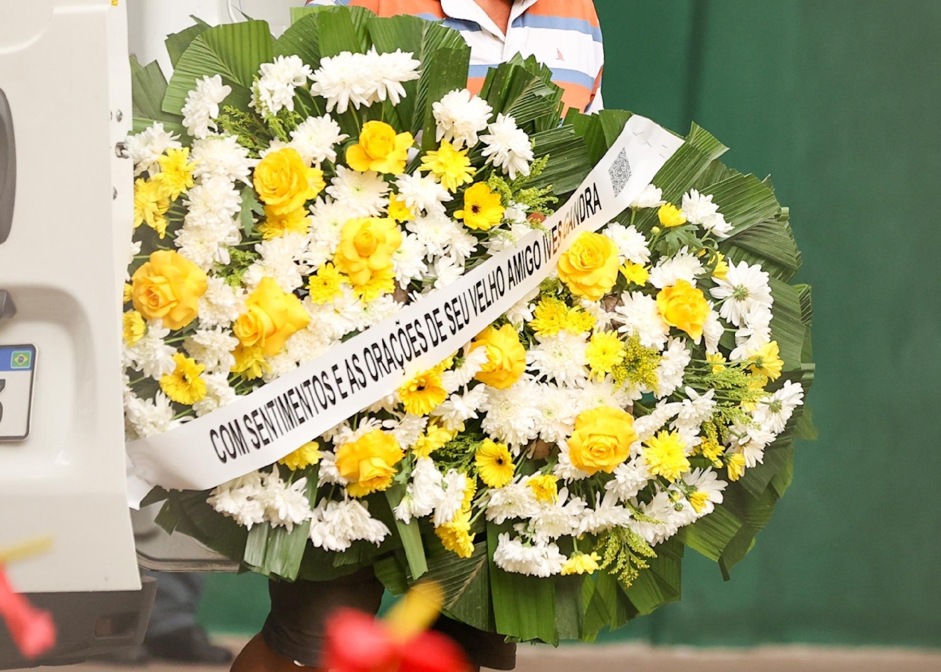Coroa de flores enviada por Ives Gandra para o velrio de J Soares - Manuela Scarpa/Brazil News