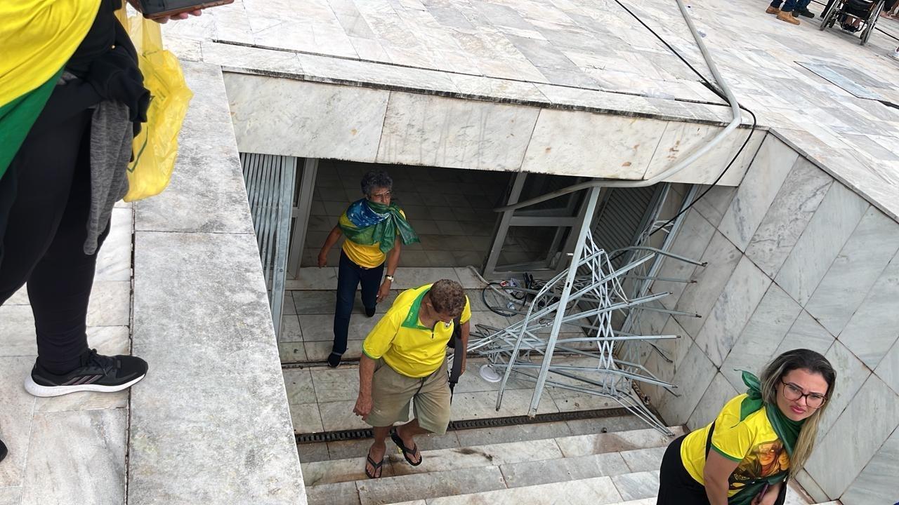 Bolsonaristas causam danos a prédios dos Três Poderes em Brasília - Leonardo Martins/UOL