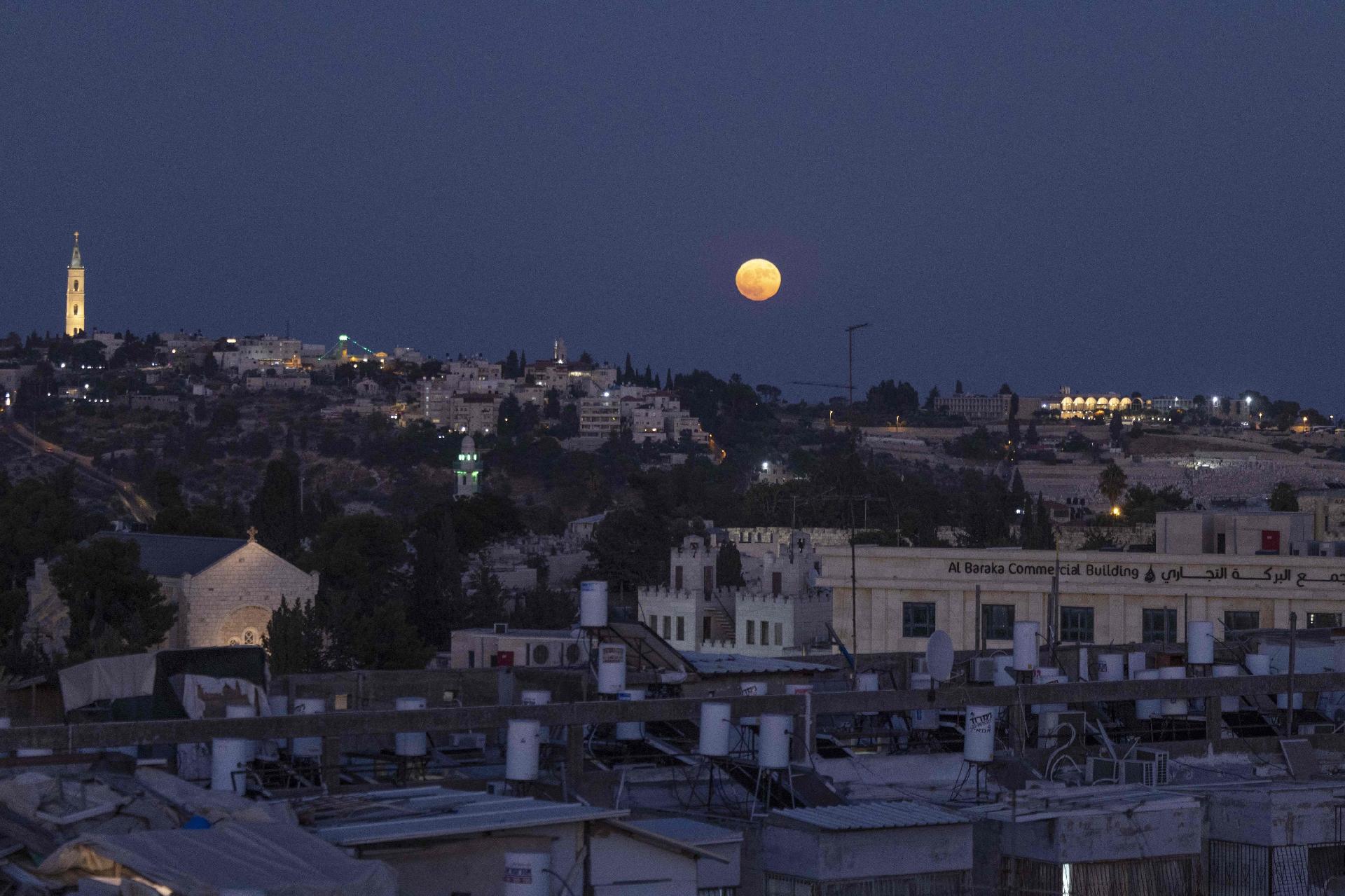 1º.ago.2023 - Superlua sobre o Monte das Oliveiras, em Jerusalém (Israel) - Menahem Kahana/AFP
