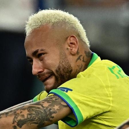 Neymar chora após eliminação da Brasil da Copa do Mundo - JEWEL SAMAD / AFP