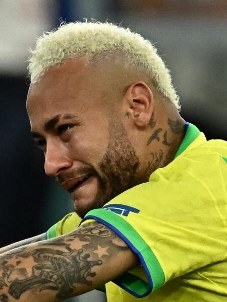 Neymar chora após eliminação da Brasil da Copa do Mundo - JEWEL SAMAD / AFP