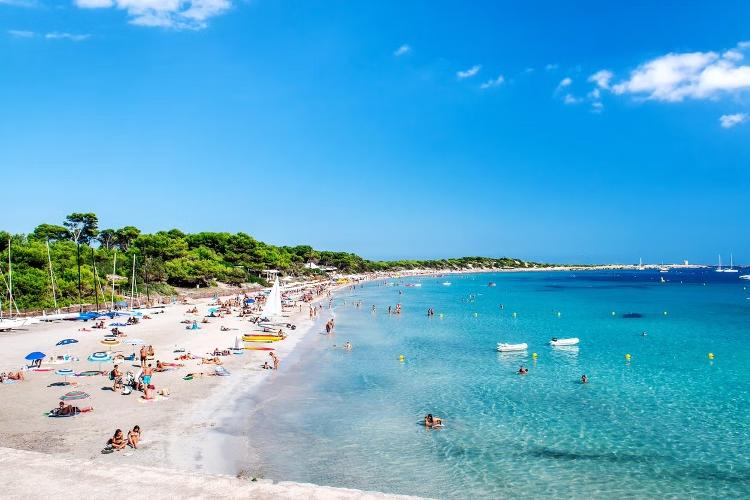 Las Salinas, em Ibiza: as Ilhas Baleares oferecem paisagens ensolaradas e vida noturna badalada