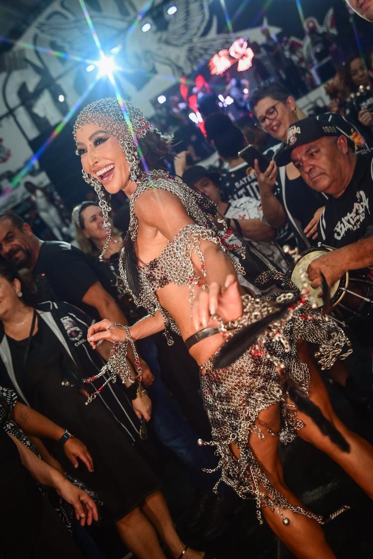 Sabrina Sato marcou presença no ensaio da Gaviões da Fiel na madrugada deste sábado (18) Sabrina Sato marcou presença no ensaio da Gaviões da Fiel na madrugada deste sábado (18)