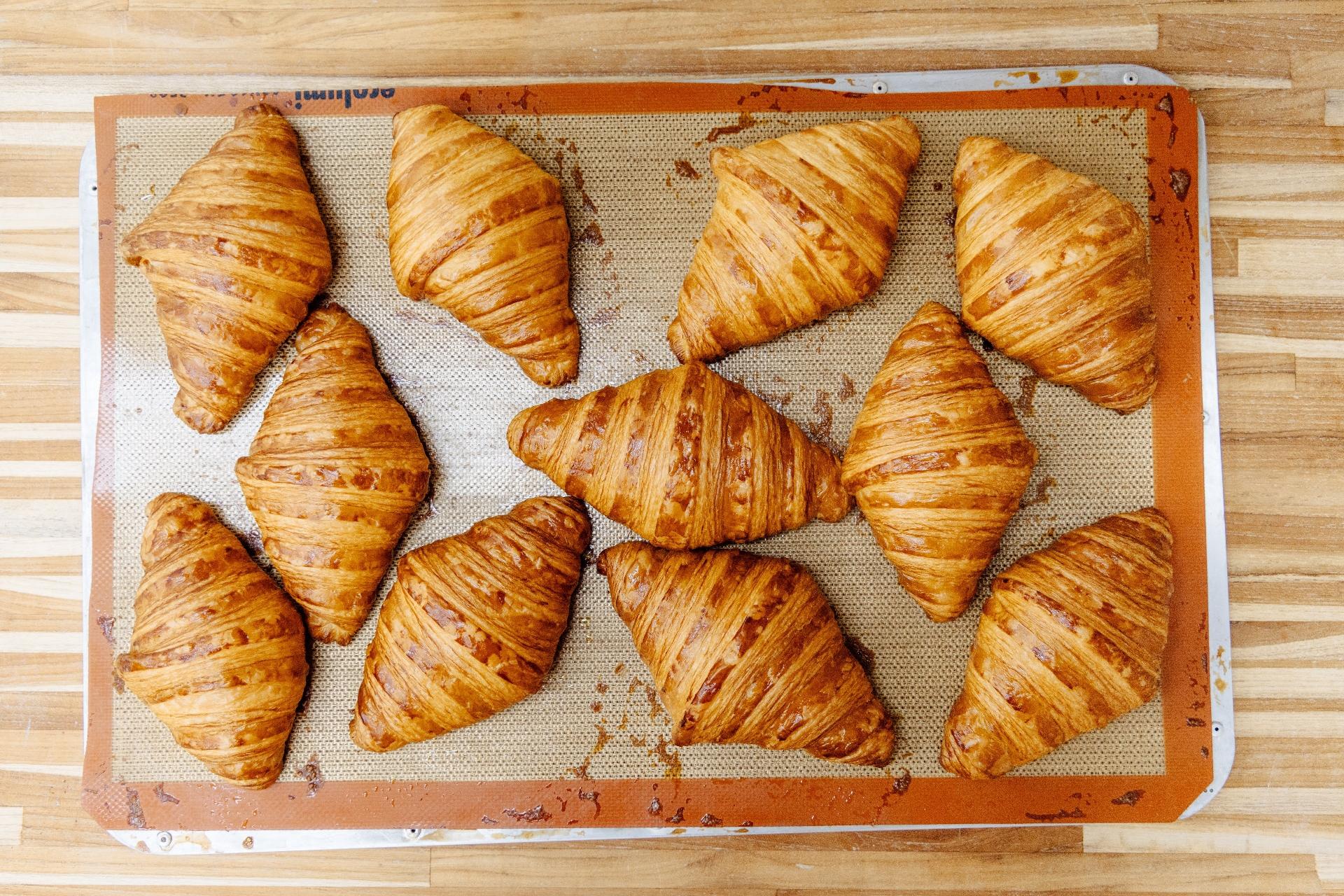 Antes de assar, os croissants fermentam na estufa por 2 horas, onde terminam de crescer, e vão ao forno, de onde saem bem douradinhos - Michele Minerbo