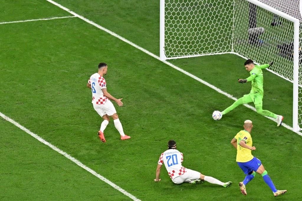 Dominik Livakovi, goleiro da Croácia, fez ótima defesa para evitar gol brasileiro - INA FASSBENDER / AFP