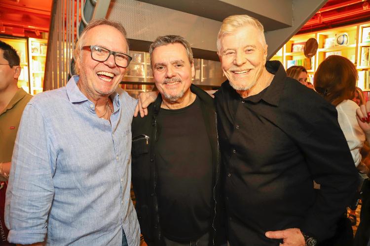 Os irmãos Tato Gabus Mendes e Cassio Gabus Mendes (ao lado do amigo Miguel Falabella)