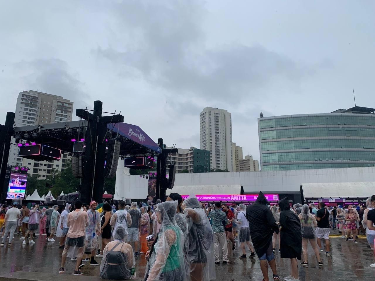 11.02.2023 - "Ensaios da Anitta" em São Paulo começa debaixo de chuva - Bruna Calazans/UOL