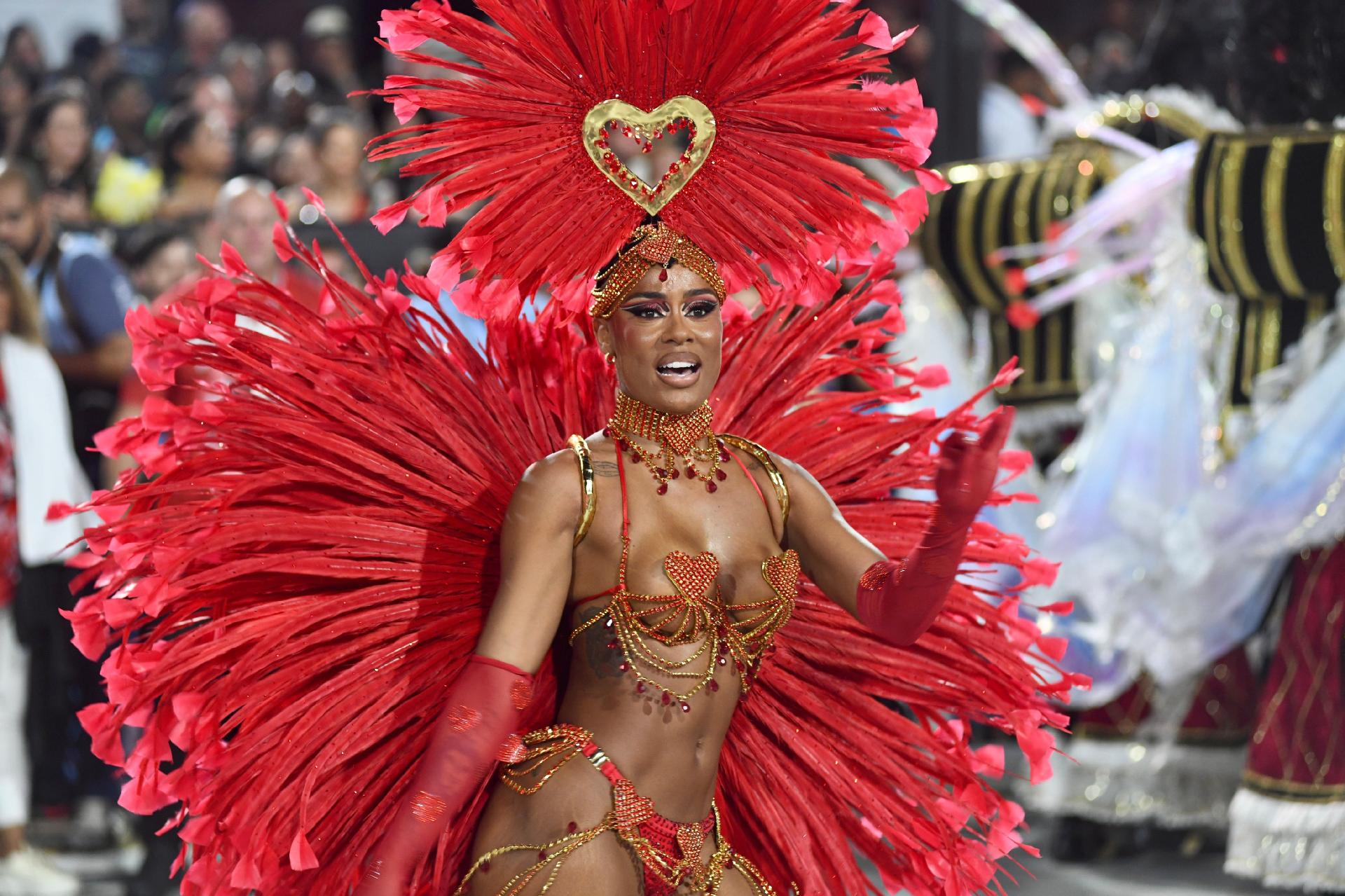 Cantora Rebecca, 24, é estreante como musa do Salgueiro - Lucas Landau/ UOL