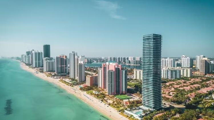 Vista aérea de Sunny Isles Beach, em Miami, endereço do residencial Porsche Tower