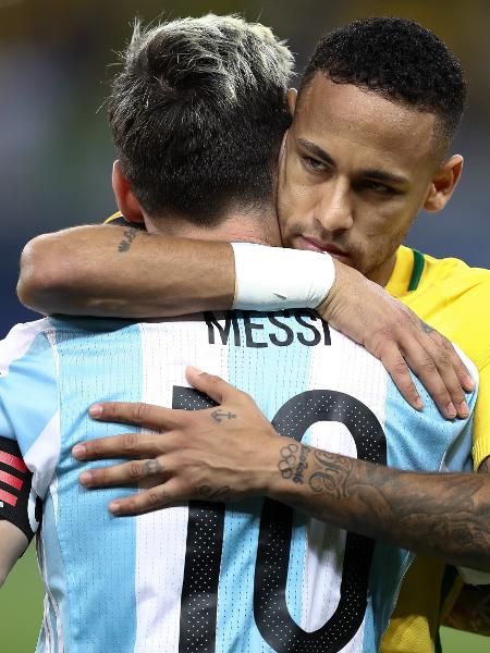 Messi e Neymar se abraçam antes de duelo entre Brasil x Argentina pelas Eliminatória da Copa de 2018