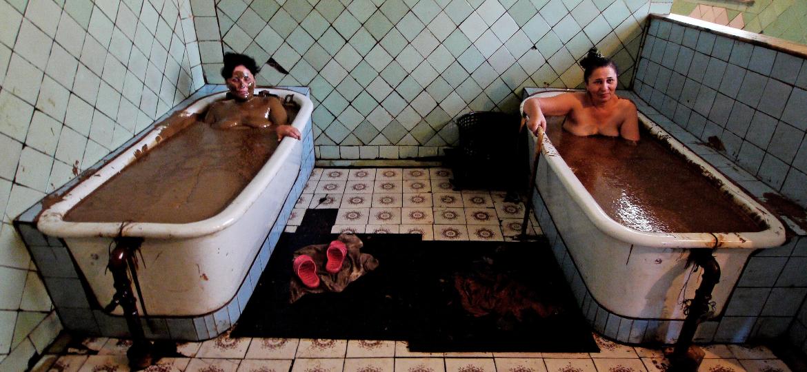 Mulheres tomam banho de petróleo no Azerbaijão - SOPA Images/LightRocket via Getty Images