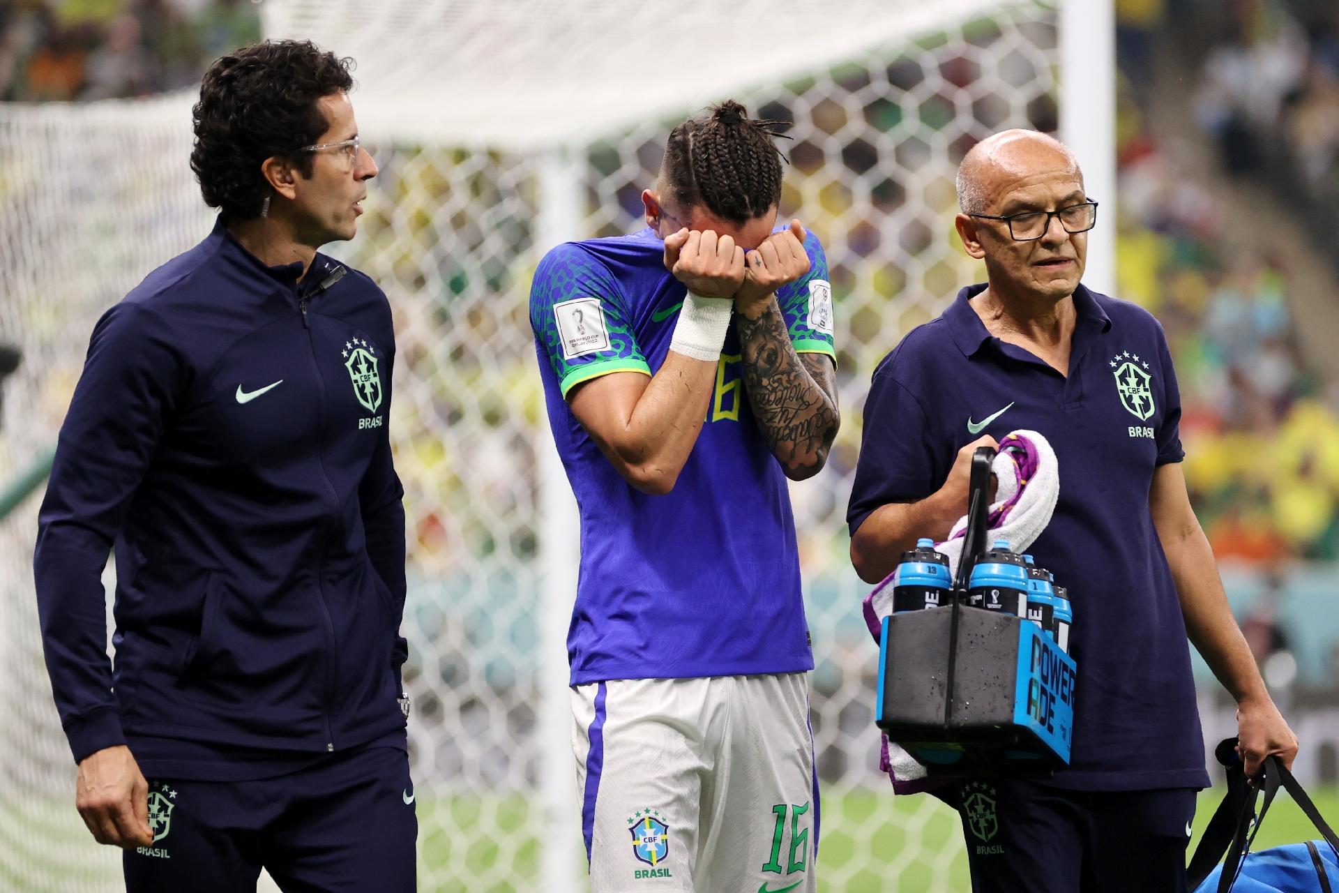 Alex Telles cries as he is substituted for injury in the duel between Cameroon and Brazil - Clive Brunskill/Getty Images