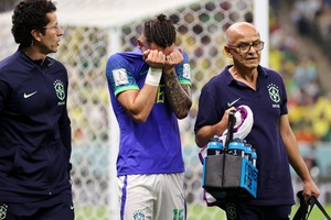 Alex Telles chora ao ser substituído por lesão no duelo entre Camarões e Brasil - Clive Brunskill/Getty Images