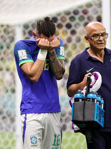 Alex Telles chora ao ser substituído por lesão no duelo entre Camarões e Brasil - Clive Brunskill/Getty Images