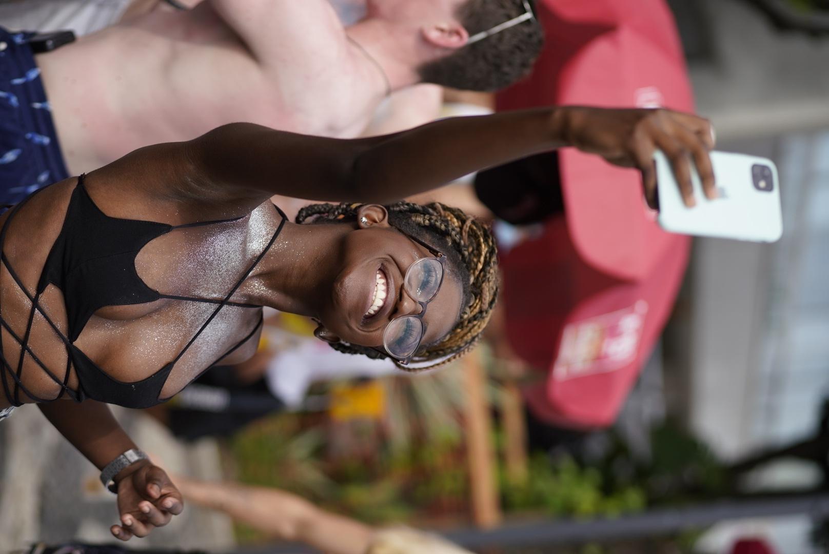 Foliões aproveitam clima ensolarado e quente no bloco Simpatia É Quase Amor - Ricardo Borges / UOL