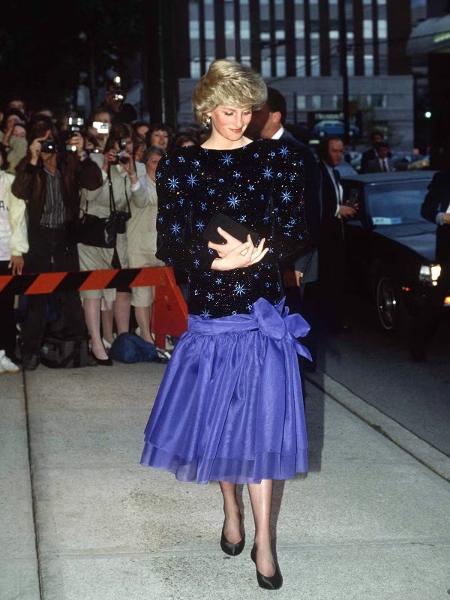 Princesa Diana com o vestido de baile Jacques Azagury Princesa Diana com o vestido de baile Jacques Azagury