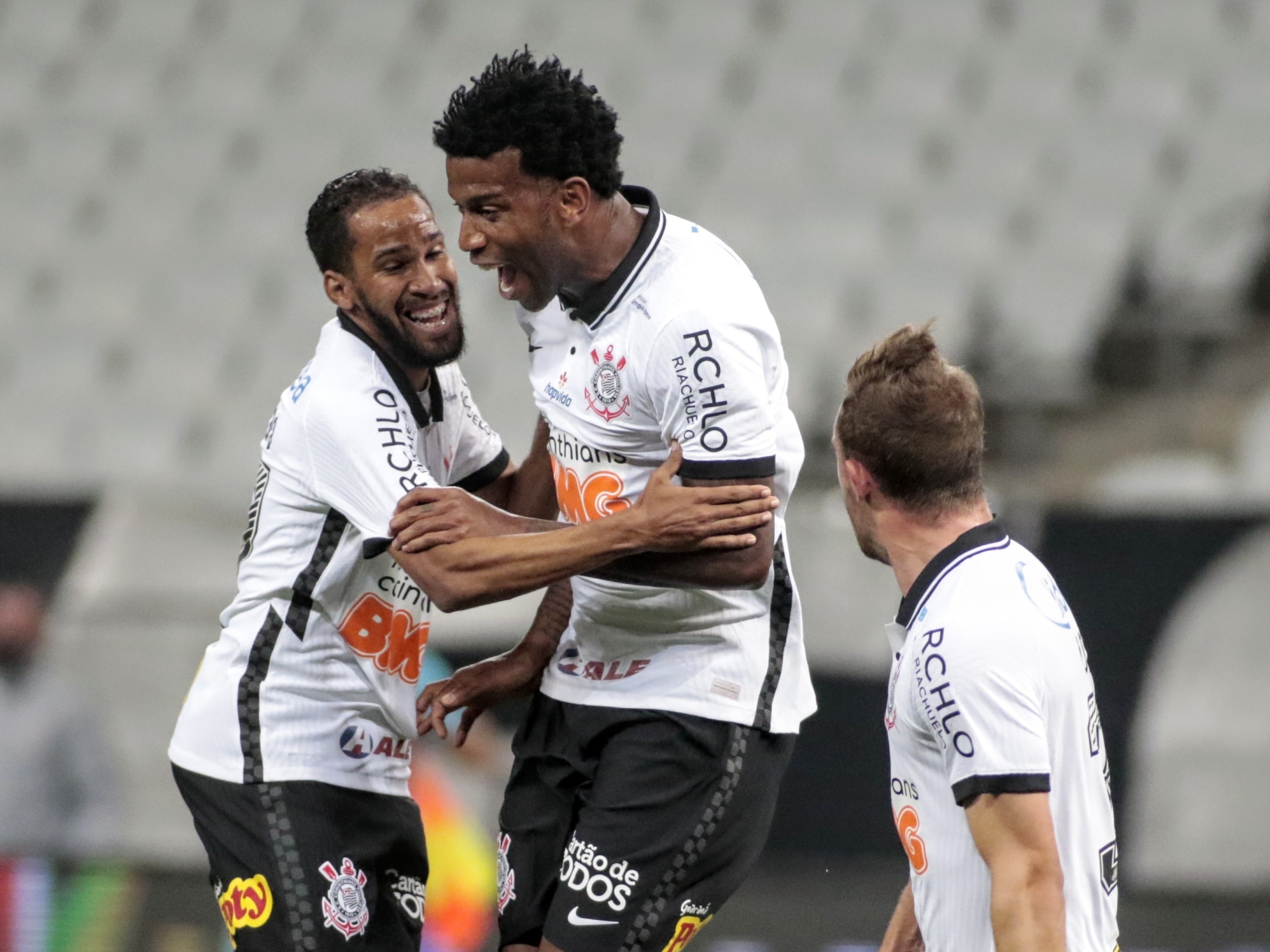 Weverton falha, Cássio salva e Corinthians vence o Palmeiras por 1 a 0