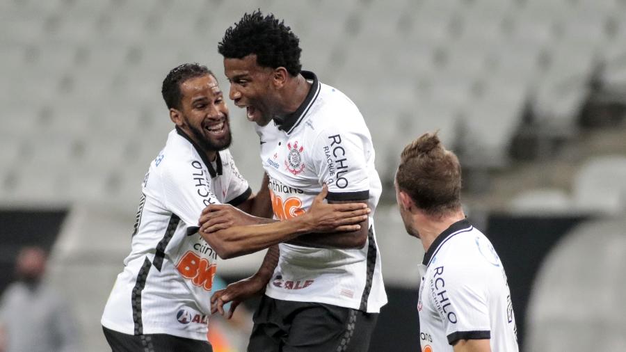 Everaldo abraça Gil após gol do Corinthians na vitória sobre o Palmeiras - Rodrigo Coca/Agência Corinthians