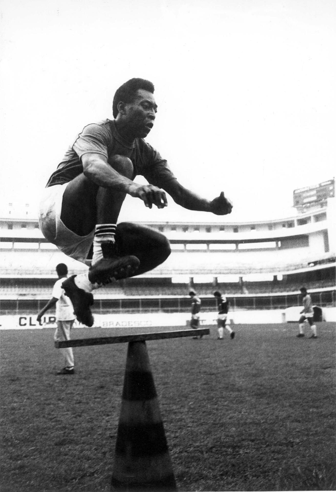 01/01/1970 - Pelé salta sobre cone em treino físico na Vila Belmiro (Santos). O camisa 10 sempre foi um atleta aplicado no condicionamento do corpo. - Alberto Marques/Estadão Conteúdo