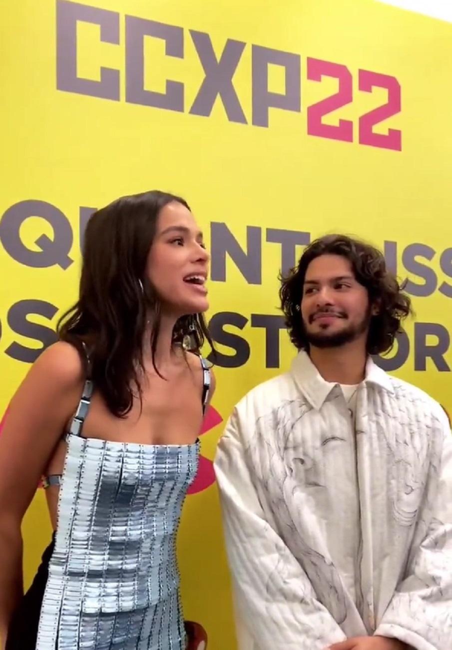 O olhar de Xolo Maridueña para Bruna Marquezine na CCXP viralizou - Reprodução/Twitter