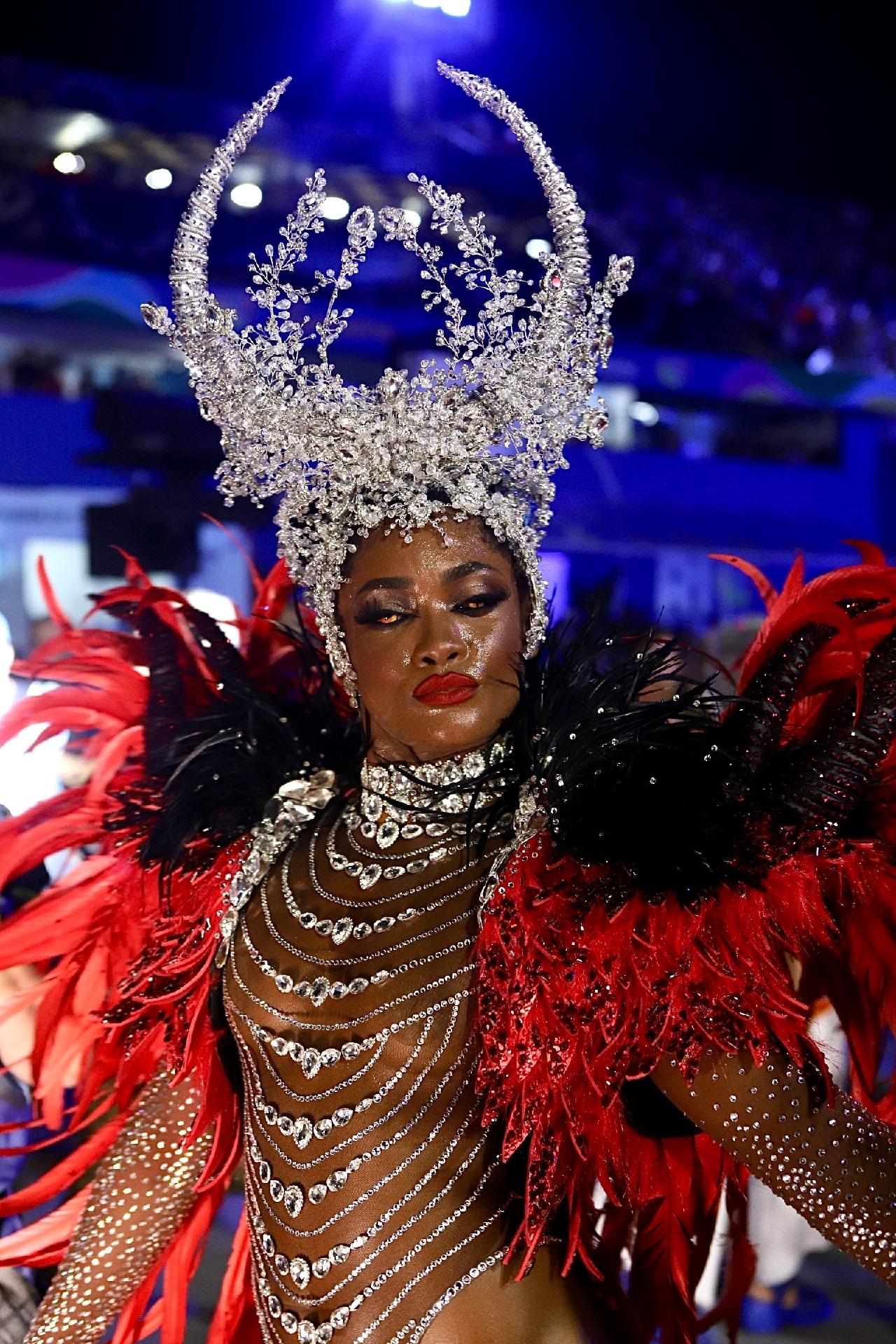 A rainha de bateria da Viradouro em 2023 é a atriz Erika Janusa - Zô Guimarães/ UOL