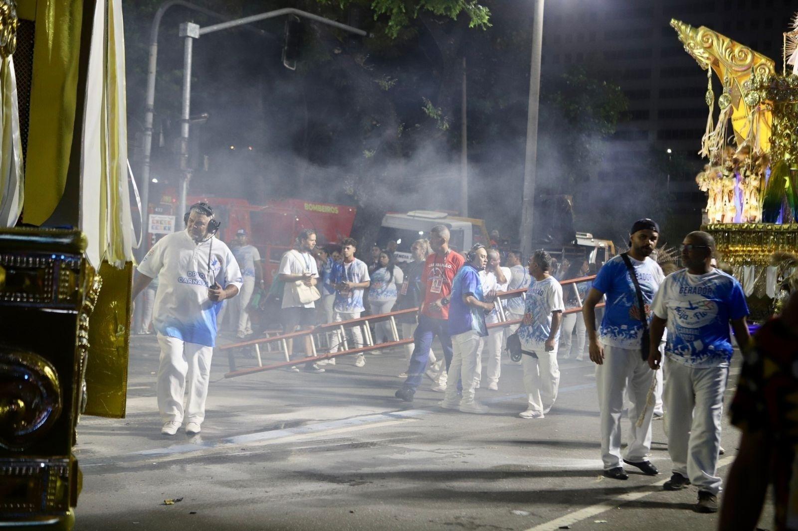 Carro abre alas da Beija-Flor pegou fogo antes de começar o desfile - Zô Guimarães/ UOL