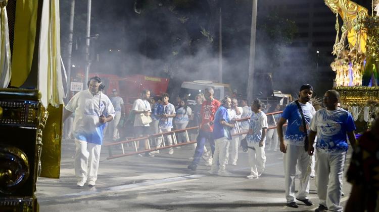 Carro abre alas da Beija-Flor pegou fogo antes de começar o desfile - Zô Guimarães/ UOL - Zô Guimarães/ UOL